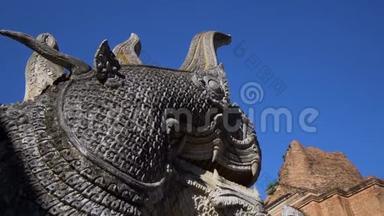 那加蛇雕像-泰国寺庙<strong>入</strong>口处的传统<strong>警</strong>卫